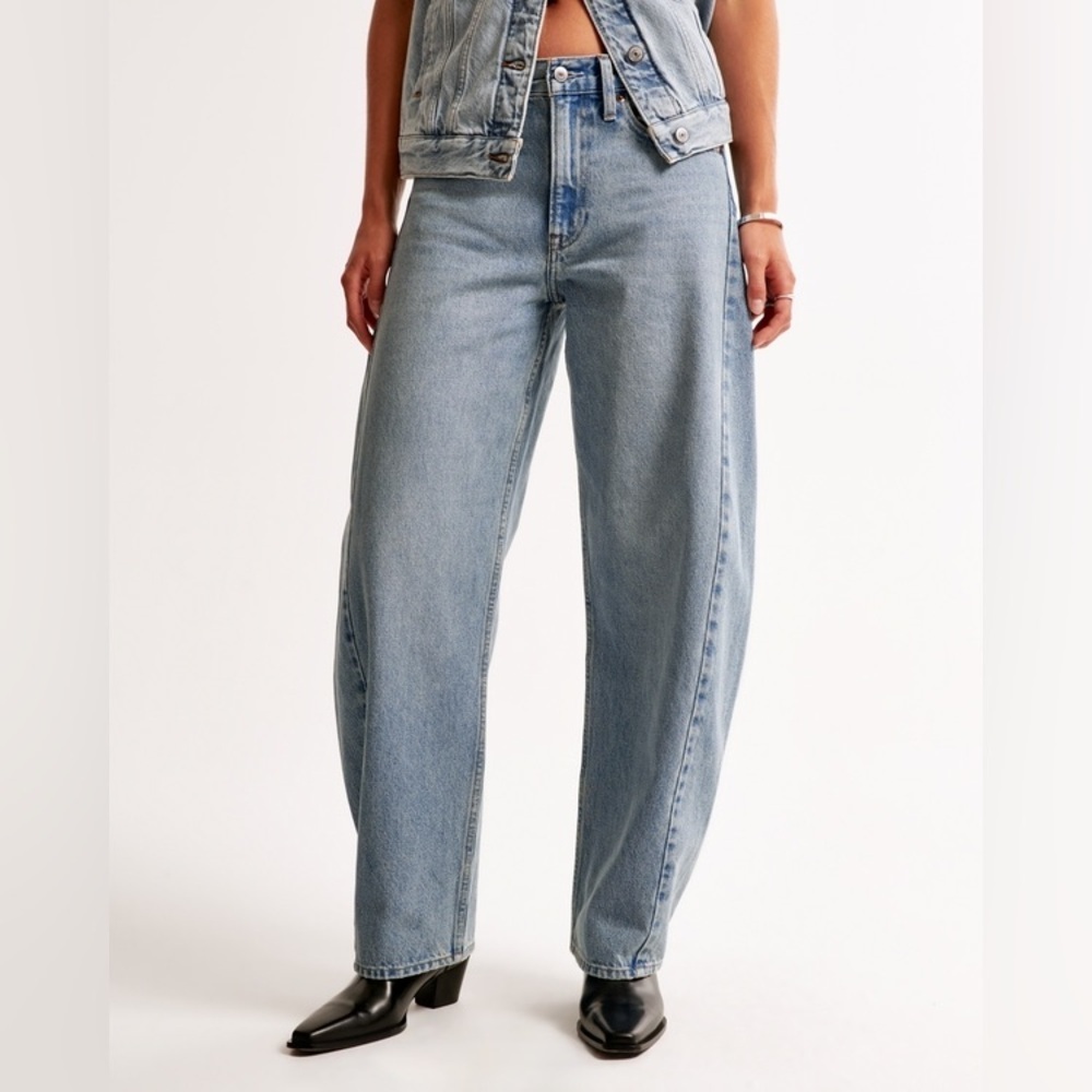 NEW! Abercrombie & Fitch The Barrel Jean Mid Rise 29 W 24 L Short Light Wash